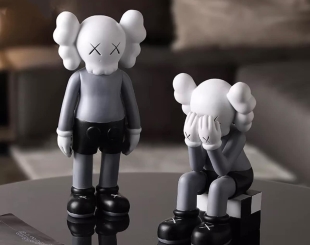 Tượng Kaws cap cấp bản