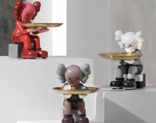 GẤU KAWS bưng khay